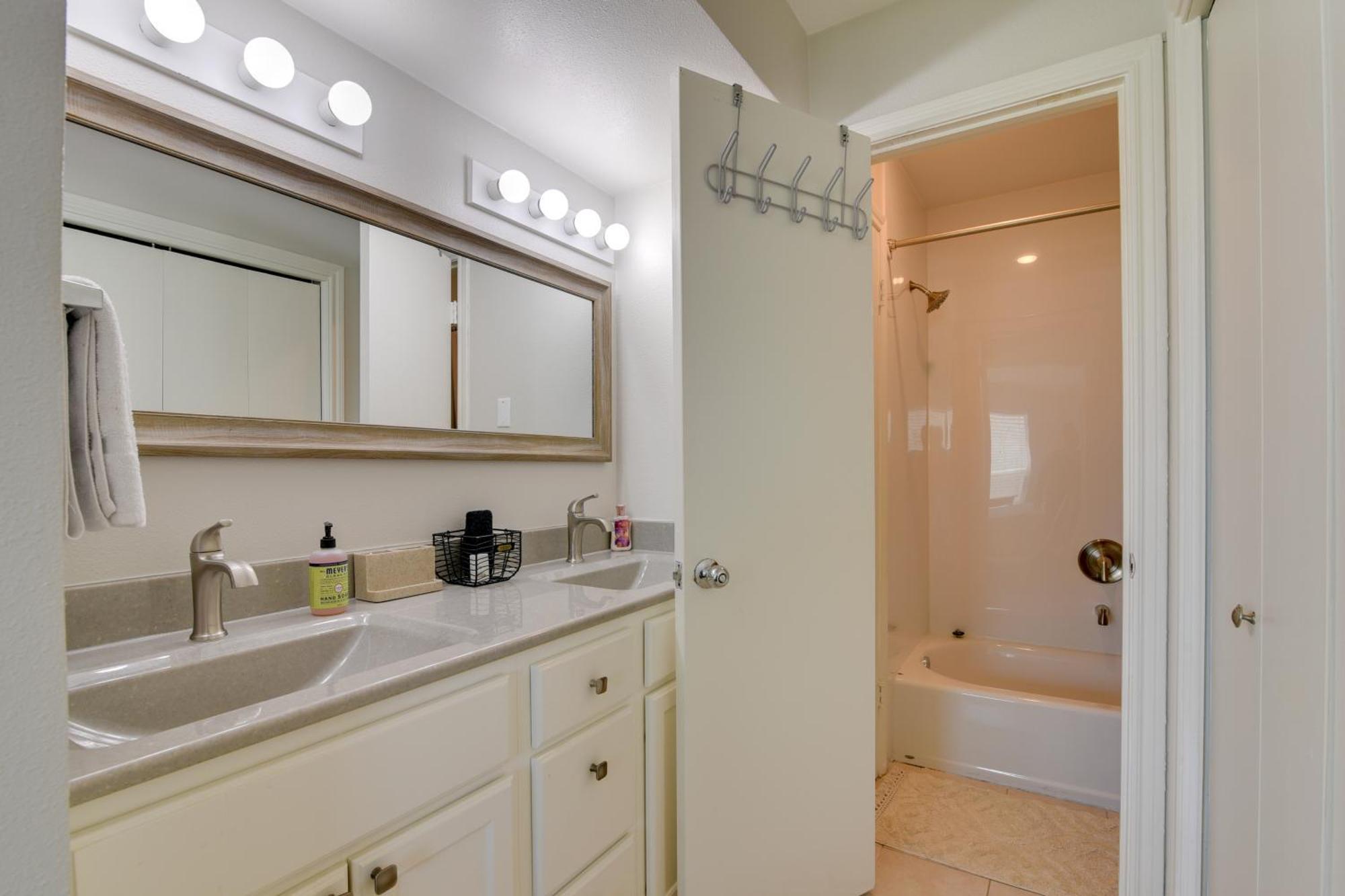 Galveston Townhome With Balconies Walk To Beach! Eksteriør bilde